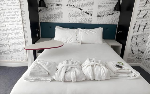 hotel room interior ibis styles dale street Liverpool